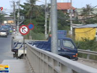 Ngăn chặn xe chở vật liệu chạy ẩu trên cầu Xây Dựng, TP.HCM