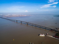 Đề nghị xử lý việc trải chiếu nhậu trên cầu vượt biển dài nhất Việt Nam