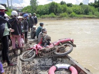 Lâm Đồng: Qua cầu xuống cấp, một em nhỏ rơi xuống sông mất tích