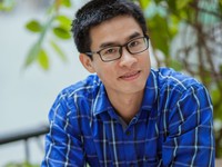 Nhà thơ Nguyễn Phong Việt bán sách làm từ thiện