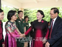 Chủ tịch Quốc hội gặp cộng đồng người Việt tại Singapore