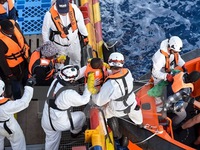 Gần 1.800 người di cư được cứu trên biển Địa Trung Hải