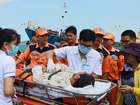 Tàu cứu hộ 30 giờ vượt biển cứu ngư dân bị tai biến