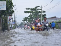 Quốc lộ 1A qua tỉnh Hậu Giang ngập sâu do triều cường