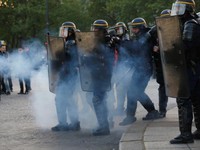 Cảnh sát đụng độ người biểu tình sau bầu cử Pháp