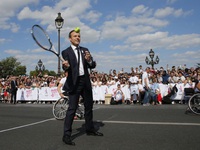 Tổng thống Pháp Emmanuel Macron chơi quần vợt, vận động đăng cai Olympic 2024