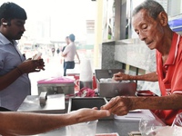 Người già nghèo đói - Góc khuất của một Singapore phát triển