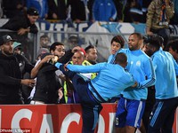 Tung cước vào mặt CĐV, Patrice Evra nhận ngay thẻ đỏ khi chưa ra sân