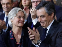 Ứng viên Tổng thống Pháp Fillon tụt xuống vị trí thứ 3 sau bê bối &apos;việc làm ma&apos;