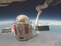 Hãng KFC đưa món burger lên tầng cận không gian