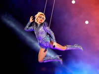 Lady Gaga gọi điện thoại cho bà trước khi bùng nổ tại Super Bowl 2017