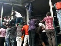Giẫm đạp trong giờ cao điểm ở Ấn Độ, ít nhất 22 người chết