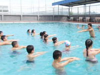 Dạy bơi miễn phí cho học sinh có hoàn cảnh khó khăn tại TT-Huế