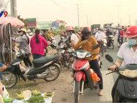 Vĩnh Long: Nhiều vụ tai nạn từ việc bán hàng rong lấn chiếm đường