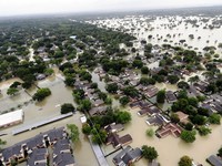 Thiệt hại của cơn bão Harvey có thể hơn 180 tỷ USD