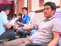 TP.HCM: Hàng trăm sinh viên Lào tham gia hiến máu tình nguyện