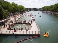 Giải nhiệt với hồ bơi nhiều tảo ở Paris, Pháp