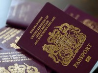 Số công dân EU xin cấp hộ chiếu Anh tăng mạnh