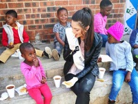 Hoa hậu Nam Phi gây phẫn nộ khi đeo găng tay gặp trẻ nhiễm HIV