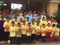Phó Thủ tướng Vương Đình Huệ trao quà cho làng trẻ em SOS Hà Tĩnh