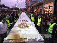 Hy Lạp đón năm mới với chiếc bánh truyền thống khổng lồ