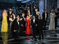 THẢM HỌA: Oscar 2017 trao nhầm giải thưởng cho La La Land