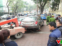 Hà Nội: Nhiều ô tô lấn chiếm vỉa hè bị xử lý