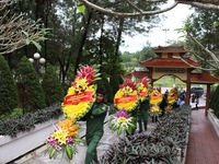 Đoàn Văn phòng Quốc hội dâng hương tại nghĩa trang liệt sỹ ngã ba Đồng Lộc