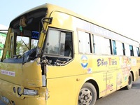 Đà Nẵng: Xe bus húc xe bồn văng xa 30m
