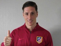 Fernando Torres cười tươi, bắt tay CĐV khi xuất viện sau tai nạn kinh hoàng