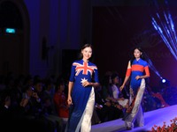 Đại sứ nước ngoài thích thú với hình ảnh quốc kỳ trên 56 tà áo dài Việt Nam