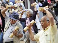 Hàng trăm cụ già tham gia phong trào người cao tuổi tập thể dục ở Tokyo, Nhật Bản