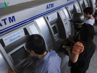 ATM, phòng giao dịch ngân hàng vẫn quá tải ngày cận Tết