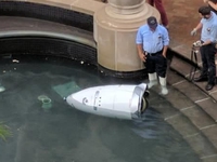 Robot chống đuối nước 'gặp nạn' trong đài phun nước