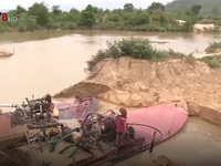 Thanh Hóa: Tạm giữ 8 tàu khai thác cát trái phép