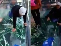 Sự thật sau đoạn video cầu kính bị rạn tại Trung Quốc