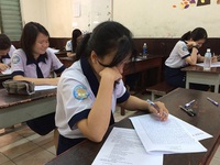 TP.HCM: Học sinh làm kiểm tra tập dượt trước kỳ thi THPT quốc gia