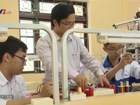 Học sinh lớp 12 chế tạo xe lăn điều khiển bằng cử chỉ của đầu cho người khuyết tật
