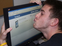 Dấu hiệu cảnh báo nghiện Facebook tới mức phải đến gặp bác sĩ