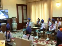 Đoàn thiếu niên kiều bào Lào thăm Khu di tích Chủ tịch Hồ Chí Minh