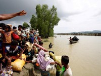 Lật thuyền chở người Rohingya, 5 người chết, hàng chục người mất tích