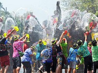 Độc đáo lễ hội té nước Songkran mừng năm mới của người Thái