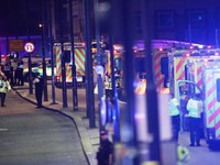 Anh: Xe tải lao vào người đi bộ trên cầu London, 20 người bị thương