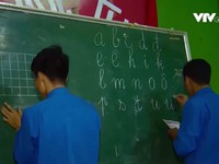 Lớp học xóa mù chữ cho đồng bào dân tộc thiểu số ở Hang Hớt, Lâm Đồng