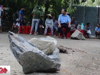 Bà Rịa - Vũng Tàu: Người dân đem đá chặn xe tải cày nát đường