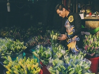 MC Phan Anh rạng rỡ diện áo dài đi chọn hoa Tết