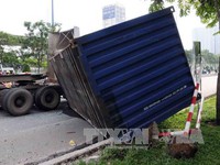Xe container lật đè xe bus trên xa lộ Hà Nội