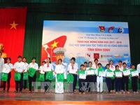 Trao học bổng cho học sinh dân tộc thiểu số và con em ngư dân Bình Định