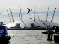 Biểu diễn mô tô mạo hiểm bay qua hai sà lan trên sông Thames, Anh