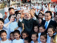 'Ngoại giao tự chụp ảnh' nhìn từ Thủ tướng Ấn Độ Narenda Modi